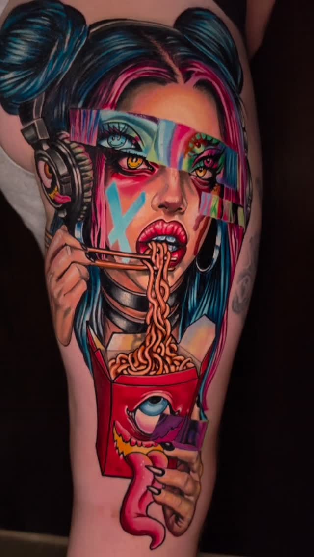 Tatouage anime très coloré d’un personnage cyberpunk mangeant des nouilles