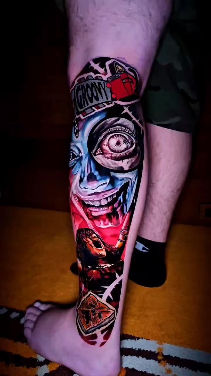 Tatouage couleur d’horreur sur la jambe avec portrait et détails narratifs