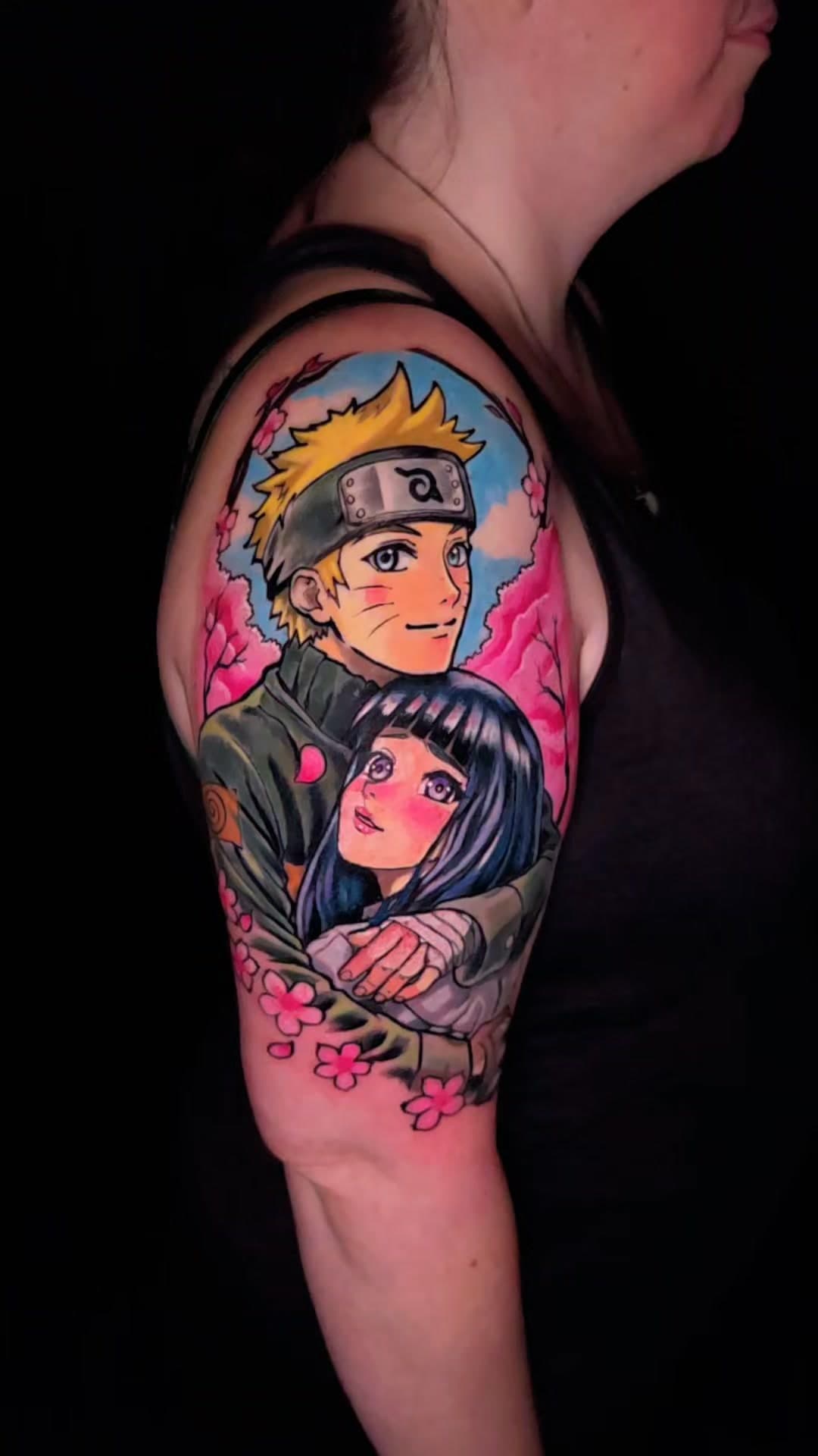 Tatouage commémoratif anime de Naruto et Hinata entourés de fleurs de cerisier
