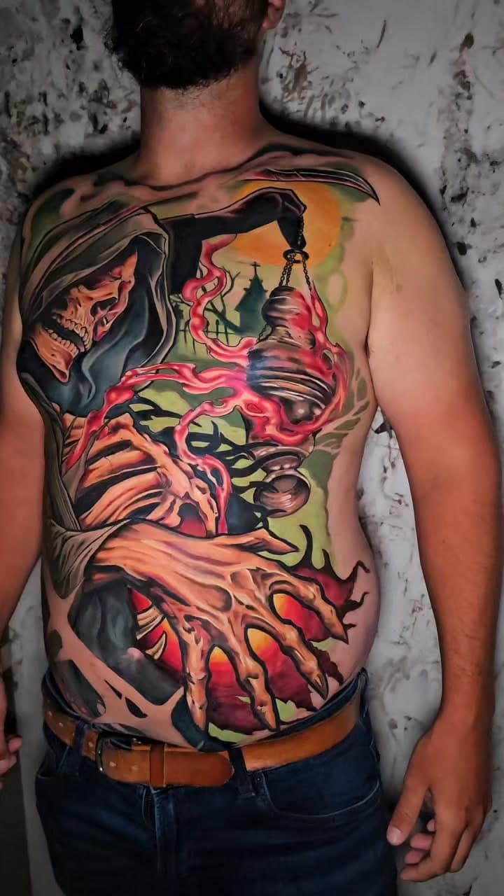 Tatouage surréaliste couleur grand format représentant un faucheur sur le torse